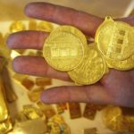 சம்பள பாக்கியை தங்கமாகக் கொடுத்த நிறுவனம்; புலம்பும் தொழிலாளர்கள் சம்பள பாக்கியை தங்கமாகக் கொடுத்த நிறுவனம்; புலம்பும் தொழிலாளர்கள் Alt